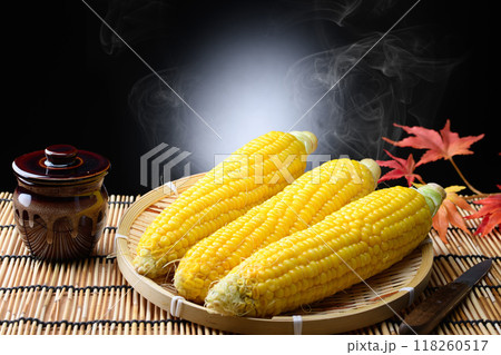 茹でたてのトウモロコシ ( 黒背景 ) 茹でたてのトウモロコシ ( 黒背景 ) 118260517