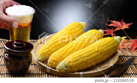 茹でたてのトウモロコシ　（ 黒背景 ） 118260519