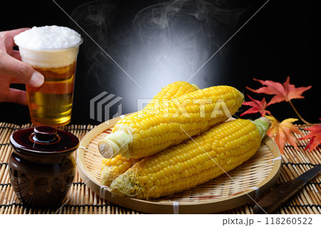 茹でたてのトウモロコシ　（ 黒背景 ） 118260522