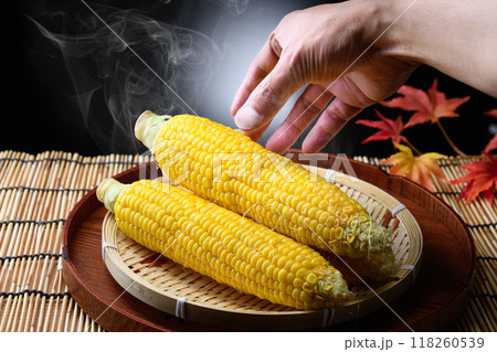 茹でたてのトウモロコシ　（ 黒背景 ） 118260539