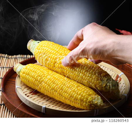 茹でたてのトウモロコシ　（ 黒背景 ） 118260543