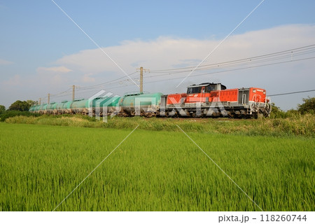 関西本線を走る貨物列車 118260744