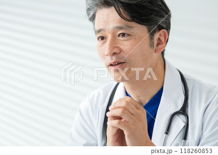医療　ドクター　白衣の男性 118260853