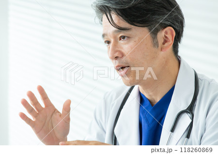 医療　ドクター　白衣の男性 118260869