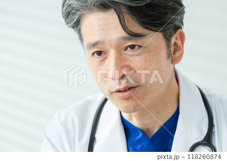 医療　ドクター　白衣の男性 118260874