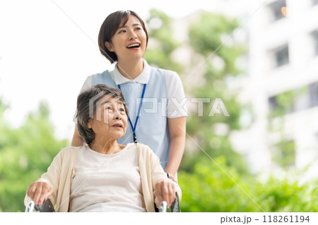 車椅子　介護士とシニア女性 118261194