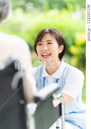 車椅子　介護士とシニア女性 118261196