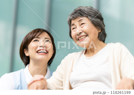 車椅子　介護士とシニア女性 118261199
