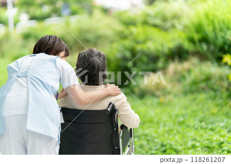車椅子　介護士とシニア女性　後ろ姿 118261207