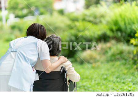 車椅子　介護士とシニア女性　後ろ姿 118261208