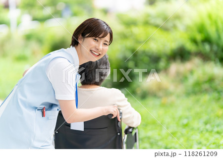 車椅子　介護士とシニア女性　後ろ姿 118261209