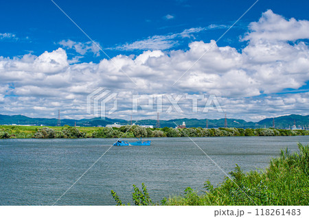 淀川で砂利採取作業をする船　 118261483