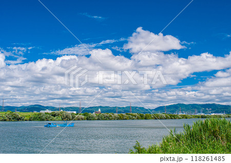 夏の淀川風景　枚方市　 118261485