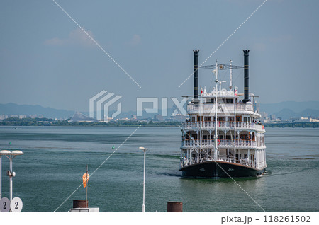 大津港に入港する観光船ミシガン　 118261502