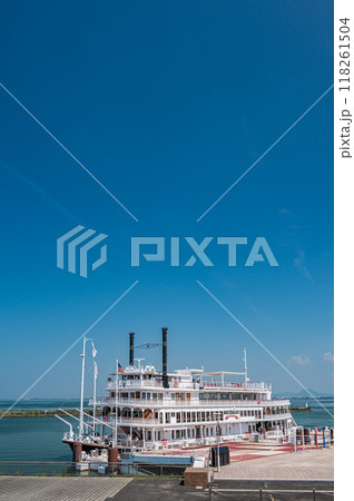 大津港桟橋に接岸する観光船ミシガン　 118261504