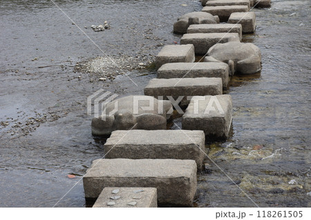 飛び石のある川の風景 118261505