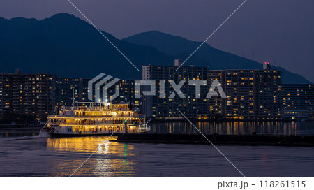 夜の大津港を出港する観光船ミシガン ナイトクルーズ 夜の大津港を出港する観光船ミシガン ナイトクルーズ 118261515