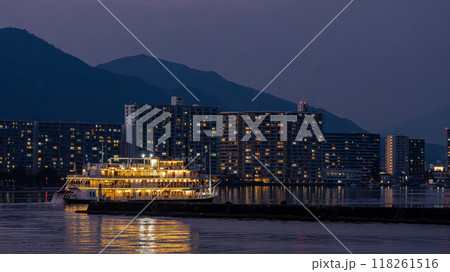 夜の大津港を出港する観光船ミシガン ナイトクルーズ 夜の大津港を出港する観光船ミシガン ナイトクルーズ 118261516