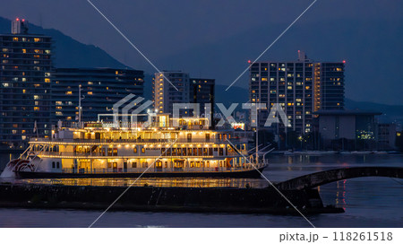 夜の大津港を出港する観光船ミシガン ナイトクルーズ 夜の大津港を出港する観光船ミシガン ナイトクルーズ 118261518