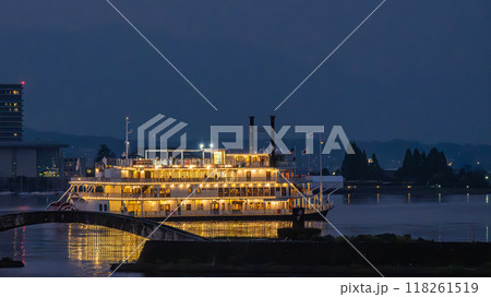 夜の大津港を出港する観光船ミシガン ナイトクルーズ 夜の大津港を出港する観光船ミシガン ナイトクルーズ 118261519