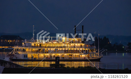 夜の大津港を出港する観光船ミシガン ナイトクルーズ 夜の大津港を出港する観光船ミシガン ナイトクルーズ 118261520