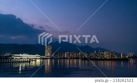 琵琶湖大津港から見た湖岸のマンション夜景 118261521