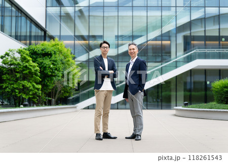 ビジネス　オフィスカジュアル　屋外 118261543