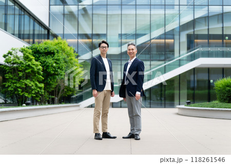 ビジネス　オフィスカジュアル　屋外 118261546