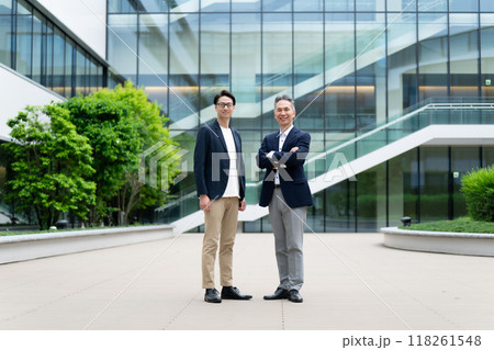 ビジネス　オフィスカジュアル　屋外 118261548