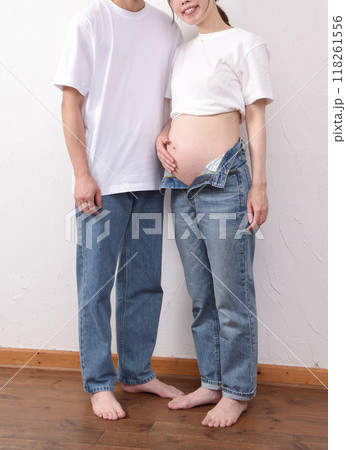 大きなお腹の若い妊婦と寄り添う夫 118261556