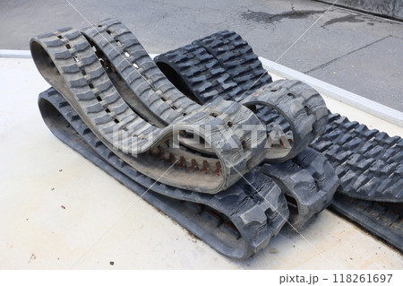 使い込まれたゴムのクローラーのクローズアップ 118261697