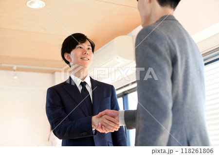 握手をするビジネスマンの男性達 118261806