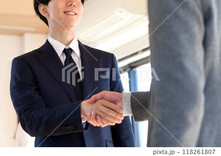 握手をするビジネスマンの男性達 118261807