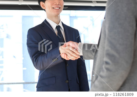 握手をするビジネスマンの男性達 118261809