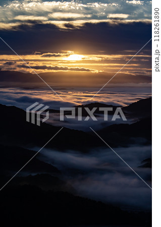 大地を這う雲海 118261890