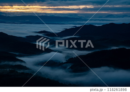 大地を這う雲海 118261898