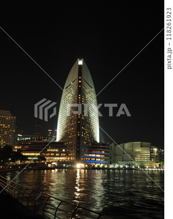 横浜の名所、みなとみらいの夜景 横浜の名所、みなとみらいの夜景 118261923