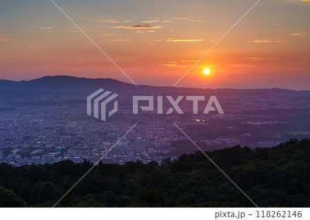 奈良若草山初秋の夕景 夕日が生駒山ろくに沈んで行く日没から美しい夕焼け空を経て夜景まで#3 奈良若草山初秋の夕景 夕日が生駒山ろくに沈んで行く日没から美しい夕焼け空を経て夜景まで#3 118262146