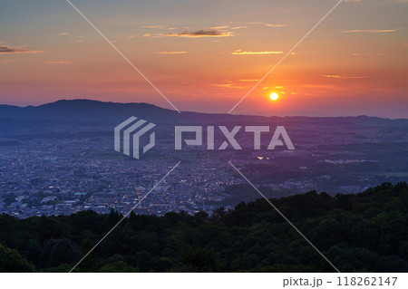 奈良若草山初秋の夕景　夕日が生駒山ろくに沈んで行く日没から美しい夕焼け空を経て夜景まで#4 118262147