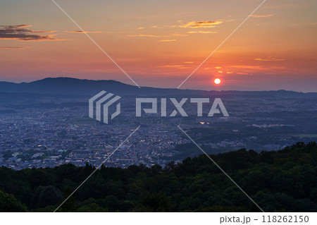奈良若草山初秋の夕景　夕日が生駒山ろくに沈んで行く日没から美しい夕焼け空を経て夜景まで#7 118262150