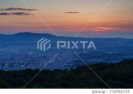 奈良若草山初秋の夕景　夕日が生駒山ろくに沈んで行く日没から美しい夕焼け空を経て夜景まで#11 118262154