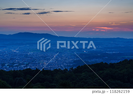 奈良若草山初秋の夕景　夕日が生駒山ろくに沈んで行く日没から美しい夕焼け空を経て夜景まで#16 118262159