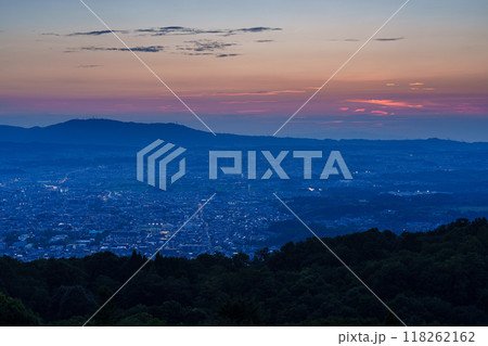 奈良若草山初秋の夕景 夕日が生駒山ろくに沈んで行く日没から美しい夕焼け空を経て夜景まで#19 奈良若草山初秋の夕景 夕日が生駒山ろくに沈んで行く日没から美しい夕焼け空を経て夜景まで#19 118262162