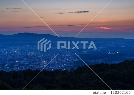 奈良若草山初秋の夕景 夕日が生駒山ろくに沈んで行く日没から美しい夕焼け空を経て夜景まで#23 奈良若草山初秋の夕景 夕日が生駒山ろくに沈んで行く日没から美しい夕焼け空を経て夜景まで#23 118262166