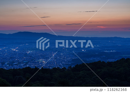 奈良若草山初秋の夕景 夕日が生駒山ろくに沈んで行く日没から美しい夕焼け空を経て夜景まで#25 奈良若草山初秋の夕景 夕日が生駒山ろくに沈んで行く日没から美しい夕焼け空を経て夜景まで#25 118262168