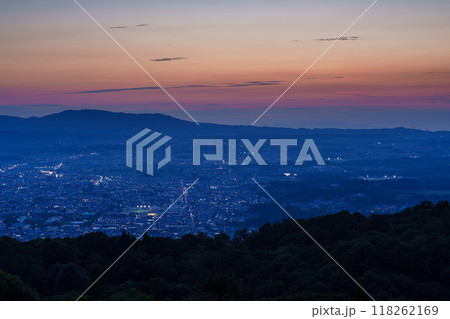 奈良若草山初秋の夕景　夕日が生駒山ろくに沈んで行く日没から美しい夕焼け空を経て夜景まで#26 118262169