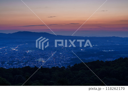 奈良若草山初秋の夕景 夕日が生駒山ろくに沈んで行く日没から美しい夕焼け空を経て夜景まで#27 奈良若草山初秋の夕景 夕日が生駒山ろくに沈んで行く日没から美しい夕焼け空を経て夜景まで#27 118262170