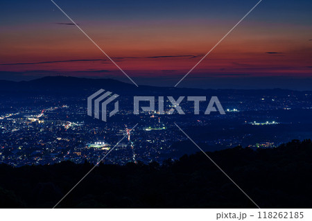 奈良若草山初秋の夕景　夕日が生駒山ろくに沈んで行く日没から美しい夕焼け空を経て夜景まで#42 118262185