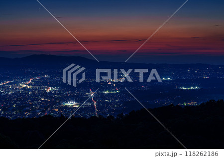 奈良若草山初秋の夕景 夕日が生駒山ろくに沈んで行く日没から美しい夕焼け空を経て夜景まで#43 奈良若草山初秋の夕景 夕日が生駒山ろくに沈んで行く日没から美しい夕焼け空を経て夜景まで#43 118262186