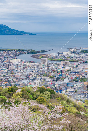 【静岡県】桜満開の香貫山から沼津の街並みを見る 【静岡県】桜満開の香貫山から沼津の街並みを見る 118263593